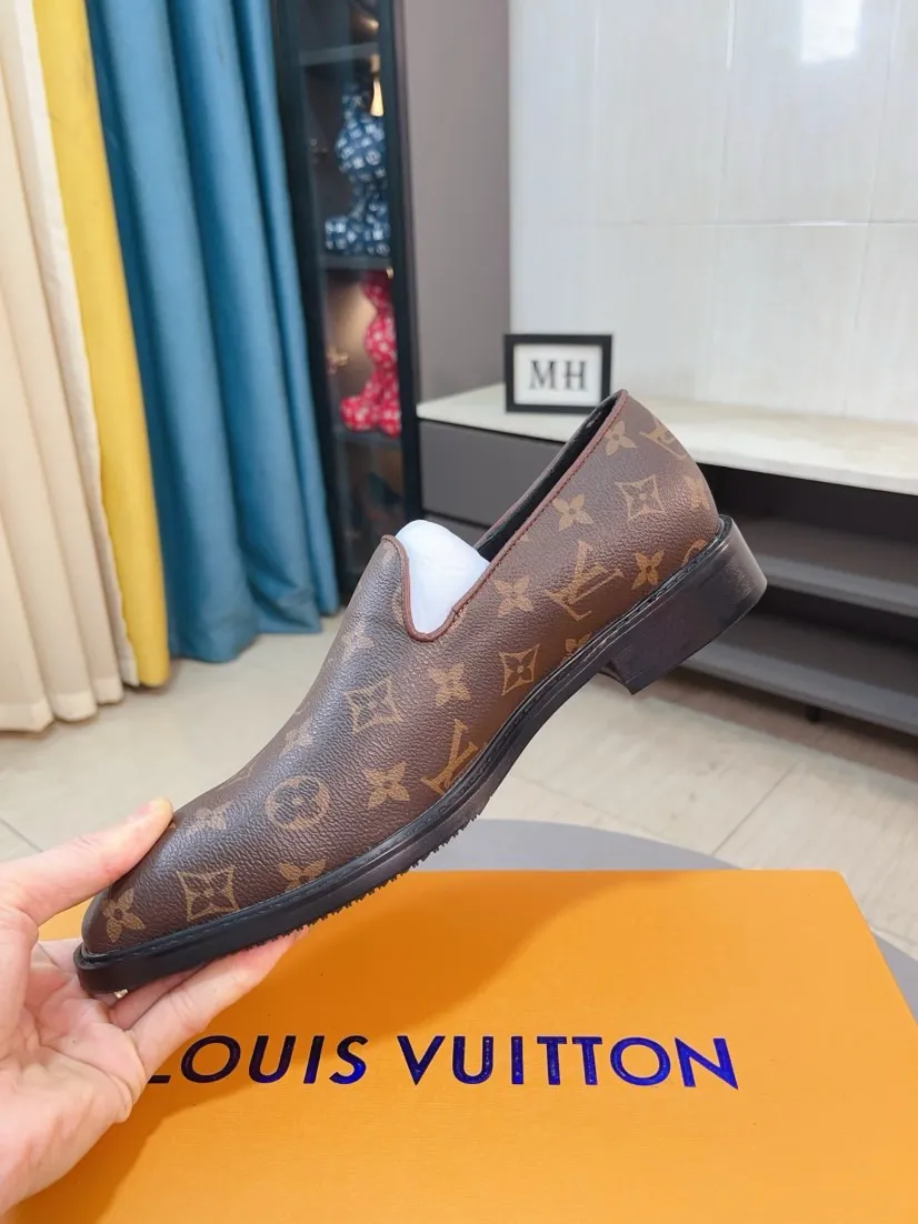 Ex-factory price 720🌹🌹High version [LV] Louis Vuitton's popular casual leather shoes🎖Fashionable and elegant🎖🎖Material: Original imported open-edge beaded cowhide, washed cowhide leather lining, original open-molded rubber outsole, high-end and classy, ​​elegant quality, instantly transforming into a handsome man ❤❤Standard\nNumber: 38-44